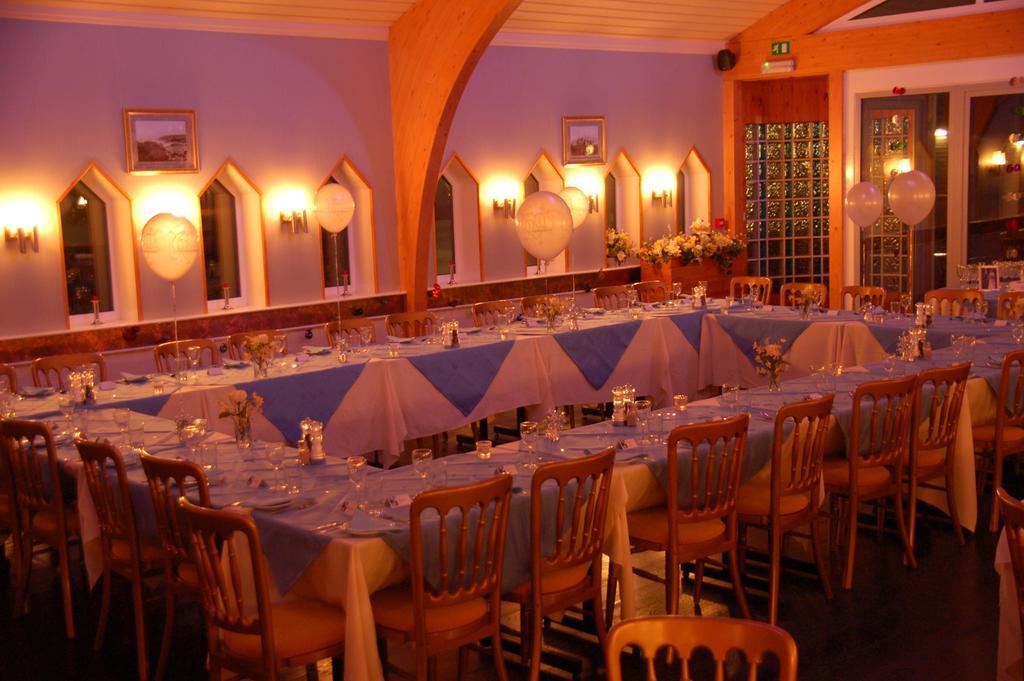 Warrens Village Motel And Self Catering Кливдон Экстерьер фото