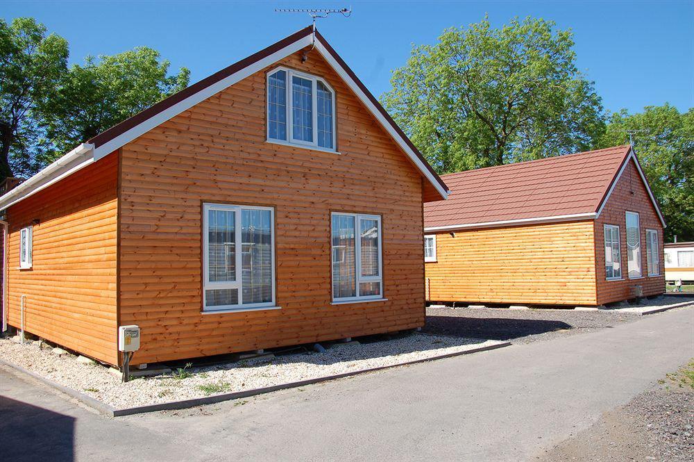 Warrens Village Motel And Self Catering Кливдон Экстерьер фото