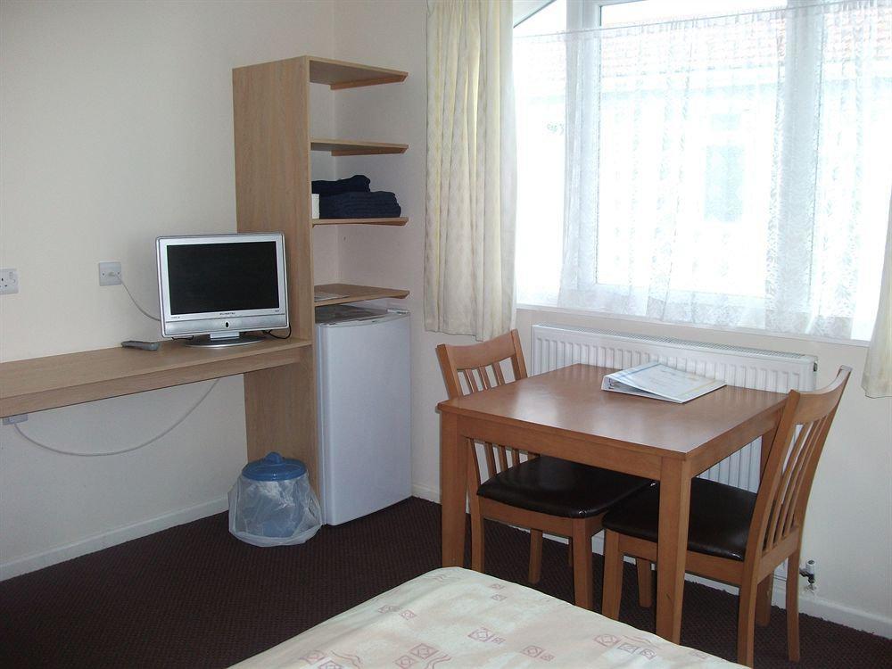 Warrens Village Motel And Self Catering Кливдон Экстерьер фото