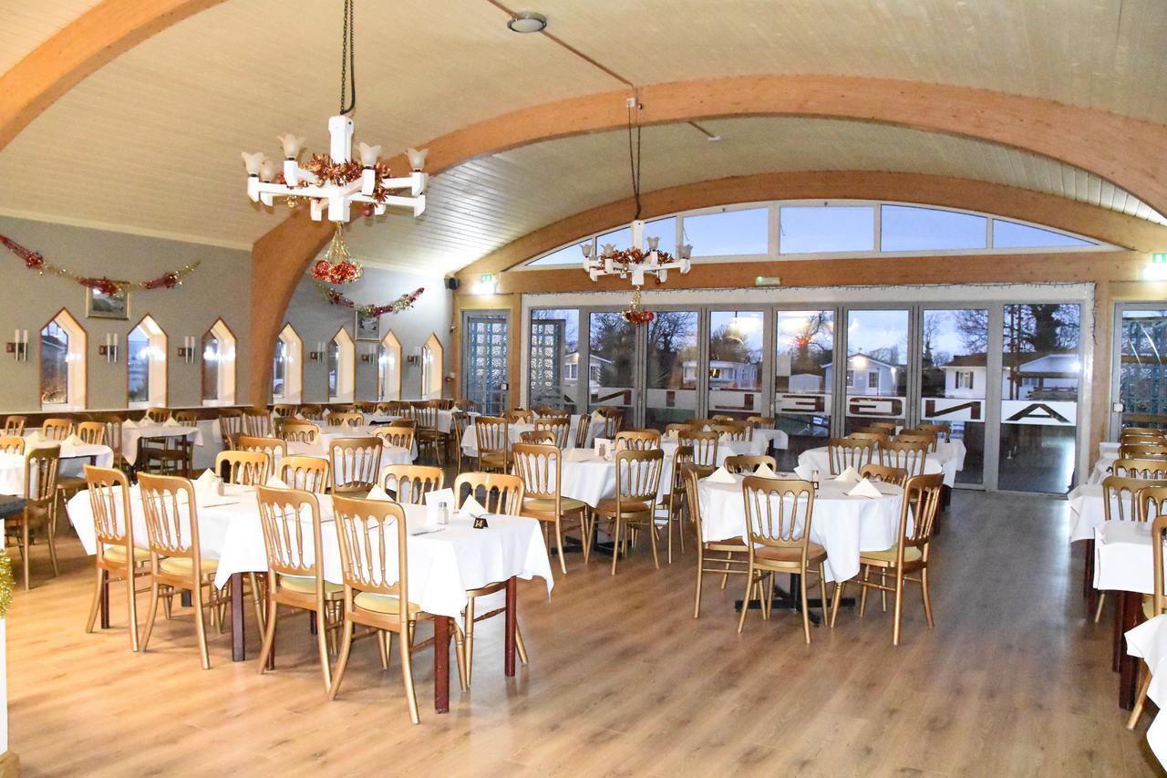 Warrens Village Motel And Self Catering Кливдон Экстерьер фото