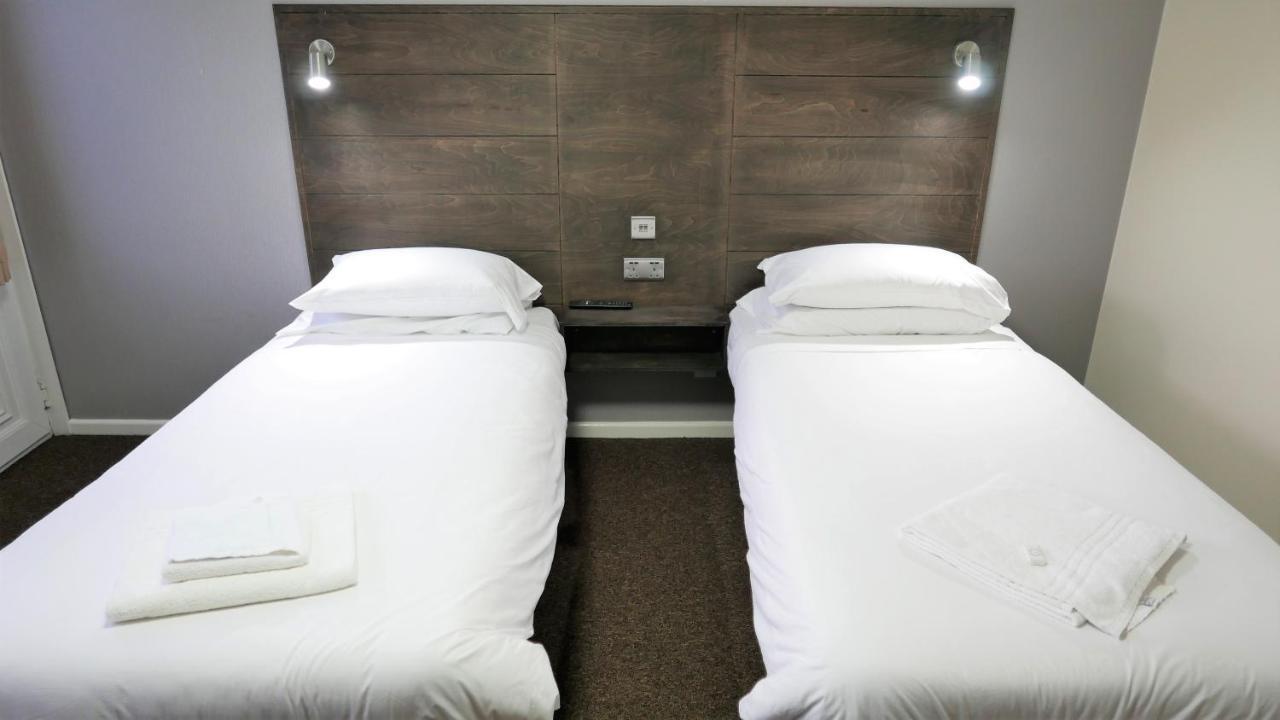 Warrens Village Motel And Self Catering Кливдон Экстерьер фото