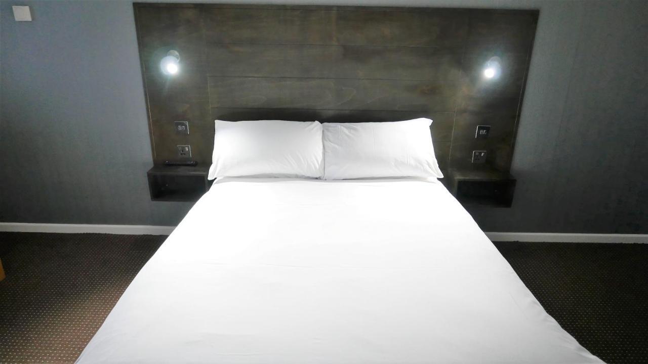 Warrens Village Motel And Self Catering Кливдон Экстерьер фото