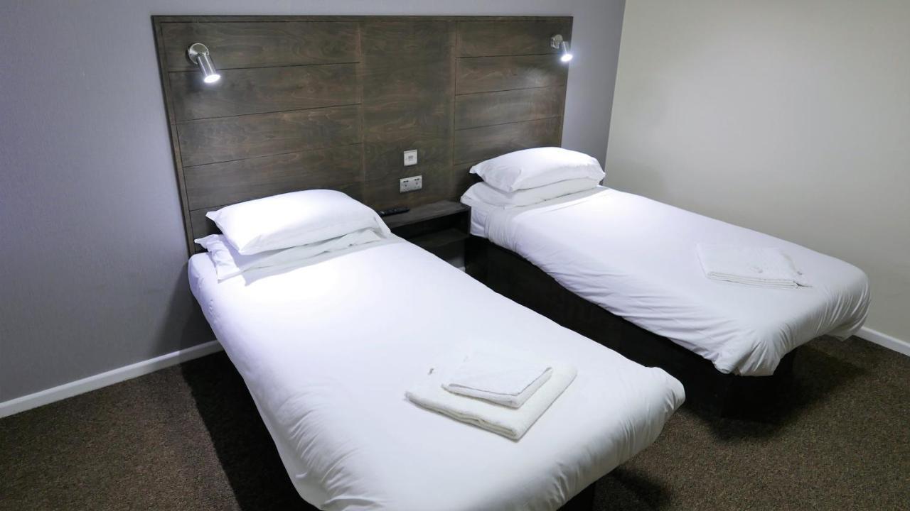 Warrens Village Motel And Self Catering Кливдон Экстерьер фото